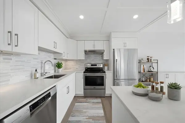 1745 Esquimalt AVE #802, West Vancouver, BC V7V 1R7