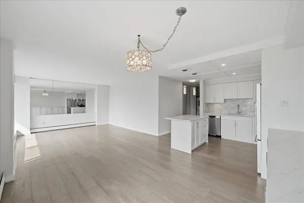 1745 Esquimalt AVE #802, West Vancouver, BC V7V 1R7