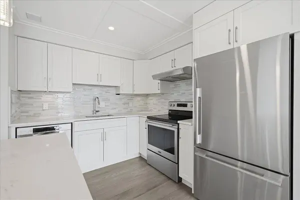 1745 Esquimalt AVE #802, West Vancouver, BC V7V 1R7
