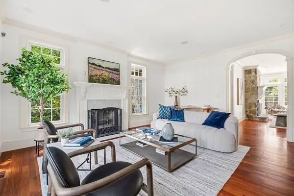 8 Valley Road, Wellesley, MA 02481