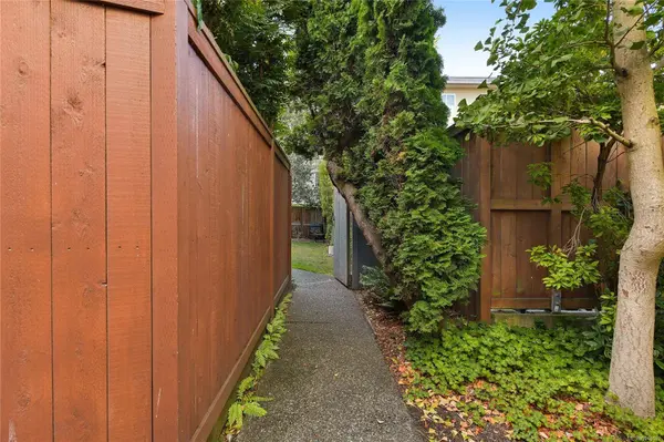 444 Michigan St ##2, Victoria, BC V8V 1R5