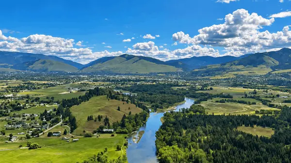 feature image of Where to Live in Montana: Comparing Missoula, Whitefish, Bozeman & Beyond