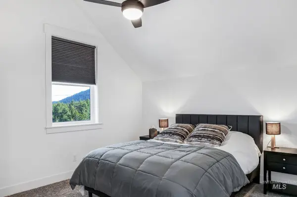 13102 Hawks Bay Road, Donnelly, ID 83615