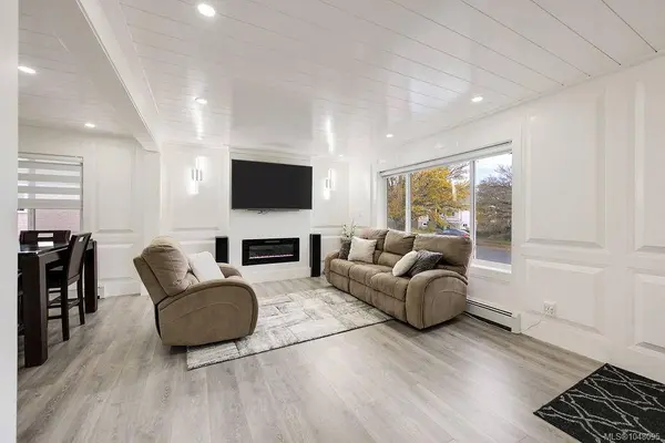 2710 Victor St, Victoria, BC V8R 4E4