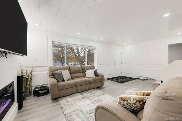 2710 Victor St, Victoria, BC V8R 4E4