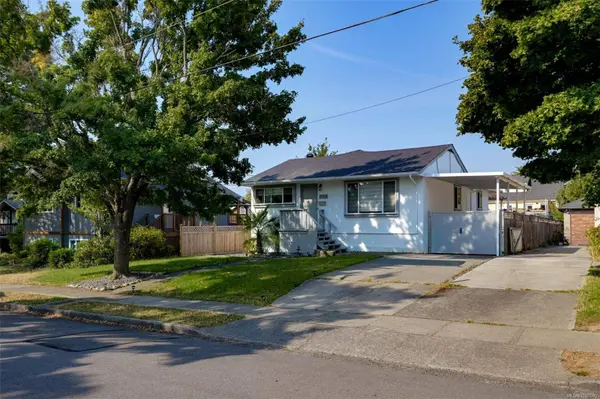 2710 Victor St, Victoria, BC V8R 4E4