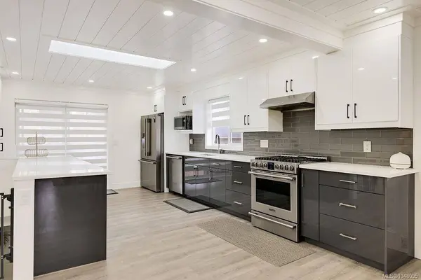 2710 Victor St, Victoria, BC V8R 4E4
