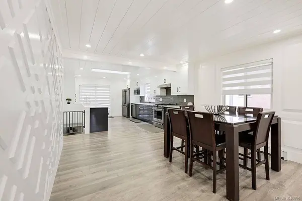 2710 Victor St, Victoria, BC V8R 4E4