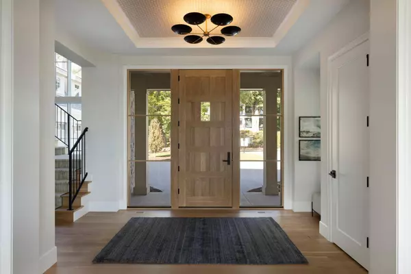 1038 Lake ST E, Wayzata, MN 55391