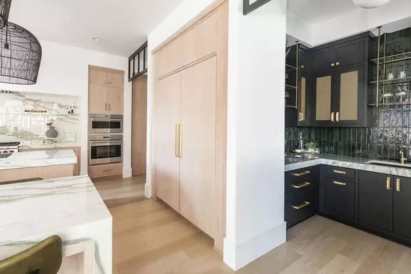 1202 La Salle ST, Wayzata, MN 55391