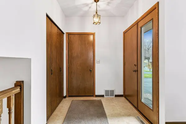 8706 Westwind CIR, Eden Prairie, MN 55344