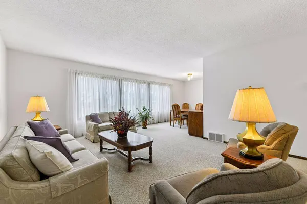 8706 Westwind CIR, Eden Prairie, MN 55344