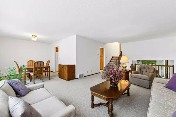8706 Westwind CIR, Eden Prairie, MN 55344