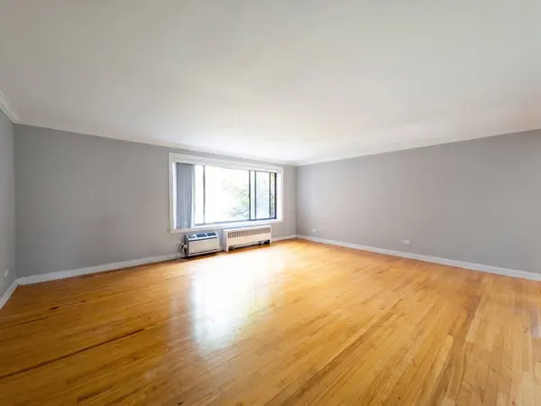 2704 W Lunt AVE #203, Chicago, IL 60645