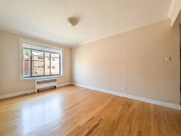 2704 W Lunt AVE #203, Chicago, IL 60645