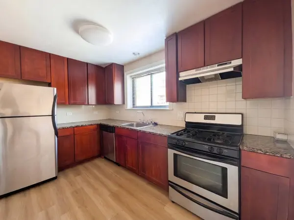 2704 W Lunt AVE #203, Chicago, IL 60645