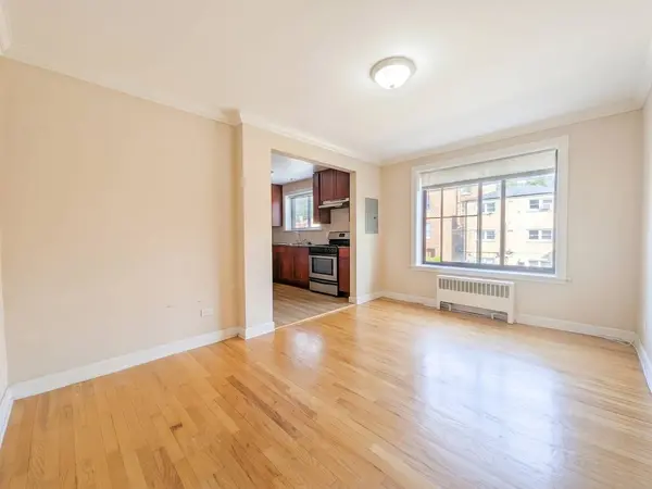 2704 W Lunt AVE #203, Chicago, IL 60645