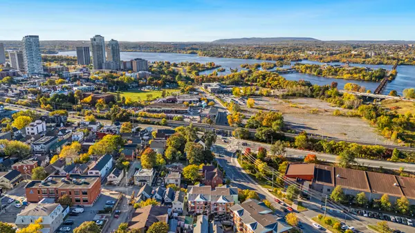 4 Omeara St #3, Ottawa, ON K1Y 4T1