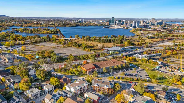 4 Omeara St #3, Ottawa, ON K1Y 4T1