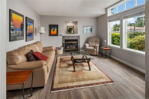 707 Greenlea Dr ##6, Saanich, BC V8Z 3E7