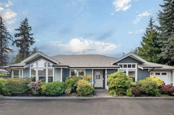 707 Greenlea Dr ##6, Saanich, BC V8Z 3E7