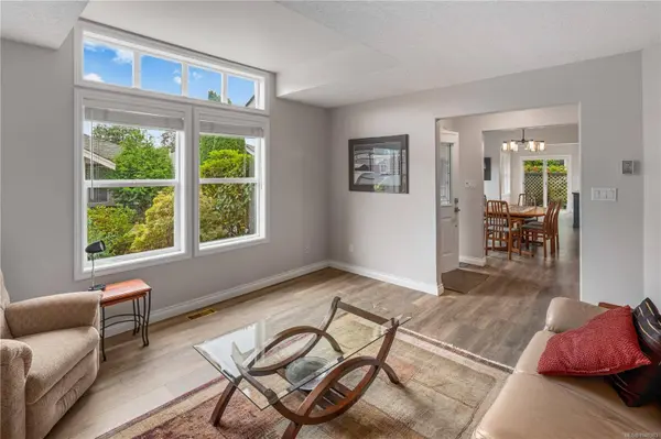 707 Greenlea Dr ##6, Saanich, BC V8Z 3E7