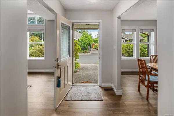 707 Greenlea Dr ##6, Saanich, BC V8Z 3E7