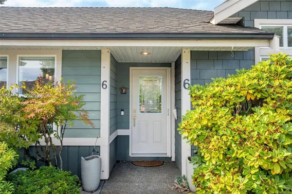 707 Greenlea Dr ##6, Saanich, BC V8Z 3E7