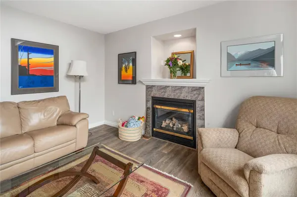 707 Greenlea Dr ##6, Saanich, BC V8Z 3E7