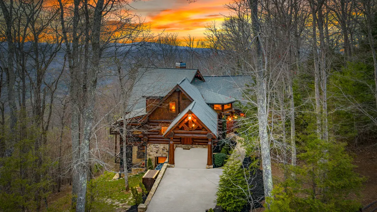 602 Overlook Dr, Blue Ridge, GA 30513