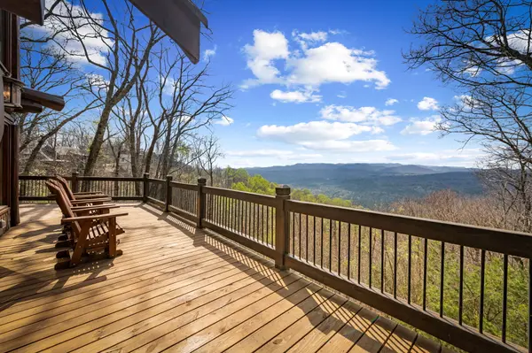 602 Overlook Dr, Blue Ridge, GA 30513