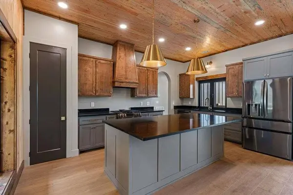 62 Tiffany LN, Mineral Bluff, GA 30559