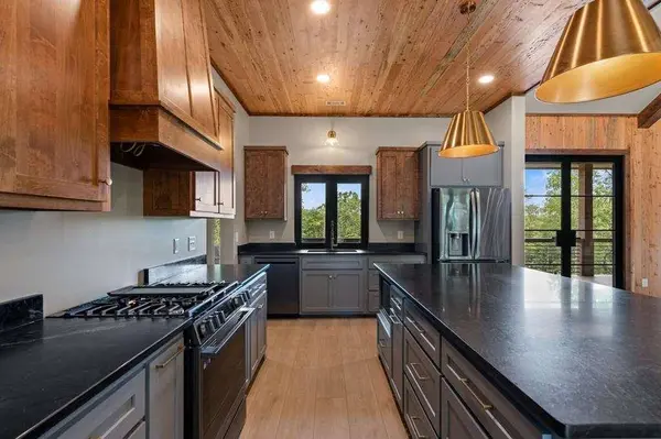 62 Tiffany LN, Mineral Bluff, GA 30559