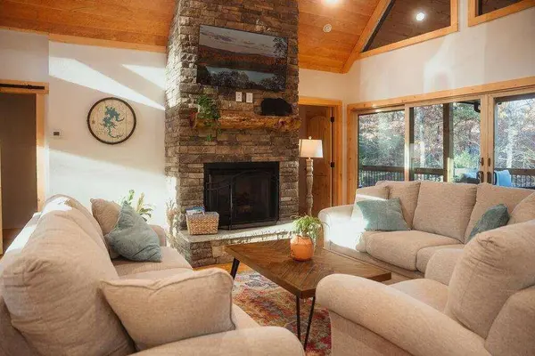 284 Lees Ride, Mccaysville, GA 30555