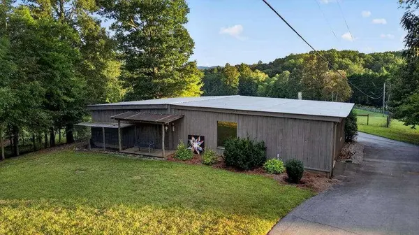 210 W Pierceville RD W, Mccaysville, GA 30555