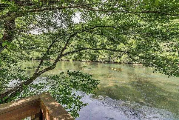 93 Valley LN, Mineral Bluff, GA 30559