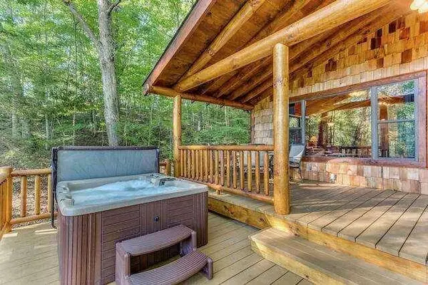 93 Valley LN, Mineral Bluff, GA 30559