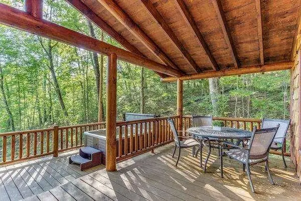 93 Valley LN, Mineral Bluff, GA 30559