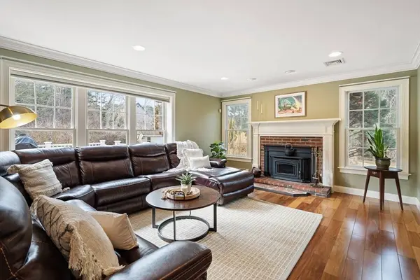 1 Harvest Dr, Kingston, MA 02364