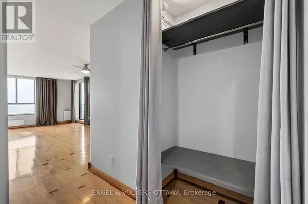 475 Laurier AVE West #1007, Ottawa, ON K1R7X1