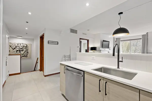 150 Ch. au Pied-de-la-Montagne #328-B, Mont-tremblant, QC J8E3M2