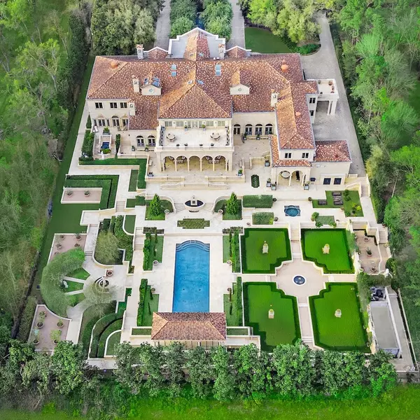 feature image of Chateau Carnarvon: European Royal Grandeur in Houston, Texas