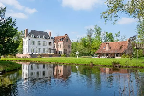 feature image of The Allure of Waterfront Living: Discover Extraordinary Properties by the Water