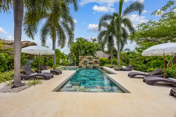 Les Voiles Hotel + Casa Estrella + 2 -1 Bed Casitas + Lot, 