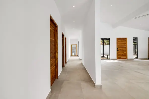 Hallway Beach-Walk 4BD Villa in Playa Grande