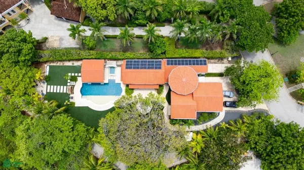 Villa Romantica – Steps from the Sand, Santa Cruz,