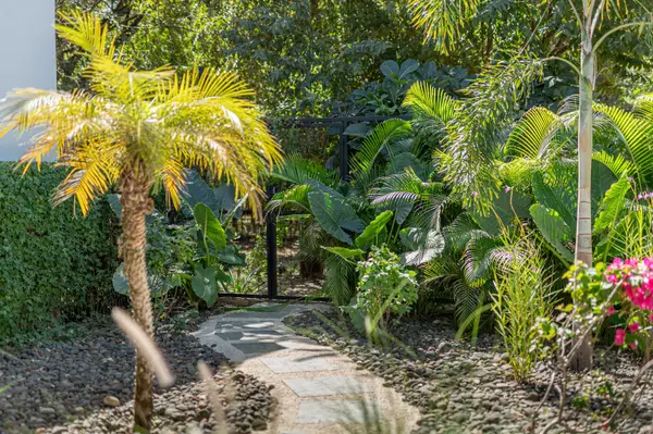 Vida Hermosa l A Private Sanctuary Steps from the Surf,