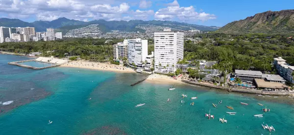 feature image of Discover Kaimana Beach: A Local's Diamond Head Escape