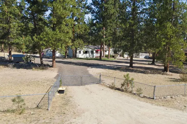 516 Pebble LN