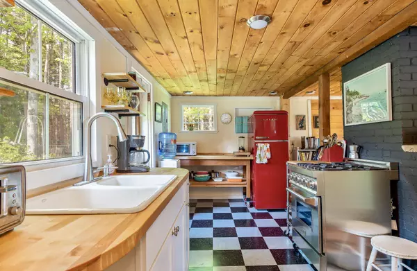 38 Hugh AVE, Harpswell, ME 04003